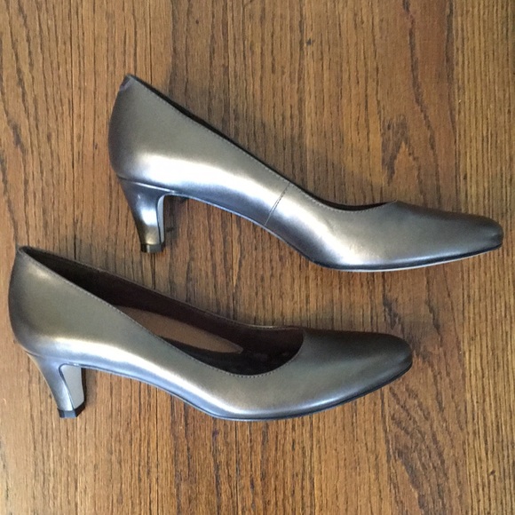Walking Cradles | Neutral Metallic Heels - Picture 4 of 14